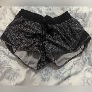 LULULEMON HOTTIE HOTS size 4   2.5’